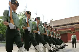 最帅升旗手张自轩转业后，现状十分罕见，如今他后悔了图片