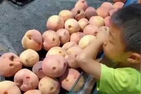 儿子在超市摔碎一盒鸡蛋，店员要求10倍赔偿，妈妈的话让店员沉默图片