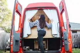 湖南90后夫妻不信邪，超低价买下殡仪馆的车，改成房车去旅游图片