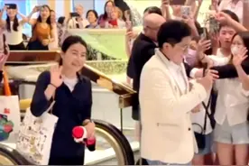 郭晶晶陪霍启刚现身商场，背帆布包打扮朴素，霍启山也在身姿挺拔图片