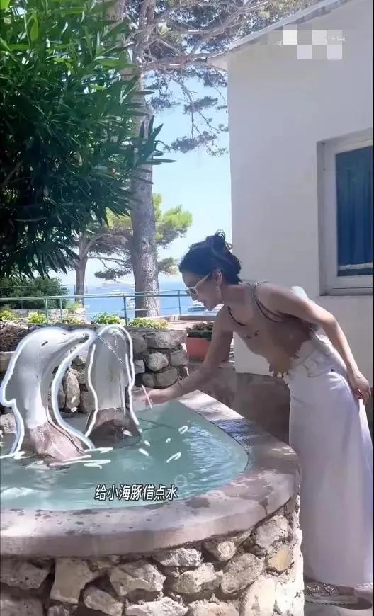 震惊：杨颖与贾世凯意大利度假曝光！海滩尽情享受引发网友热议！