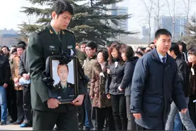 男篮名将莫科：痛失前妻一夜白头，再婚不忘和妻子赡养前妻父母图片