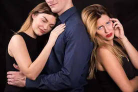 男朋友脚踏两只船，被发现选择和我结婚，能结吗？图片