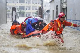 相隔千里，为何江西连续暴雨，马路变海洋，而云南大旱土地干裂？图片