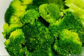 减脂美食白灼西兰花，3步实操，营养味美，解馋又下饭的家常菜图片