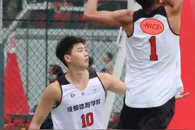 成都体育学院00后学弟，人帅篮球打得好，憨帅憨帅的超可爱图片