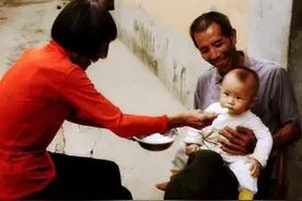 有种伤害叫做瞎喂娃，奶奶容易犯，孩子胃肠受不了图片