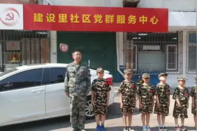 按口令做：稍息、立正、向右转、齐步走……图片