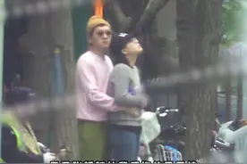 马思纯素颜约会，与男友搂抱挽手有夫妻相，街头扭腰摆胯似广场舞图片