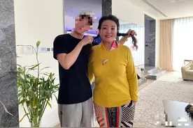 65岁张兰和小鲜肉牵手走红毯，贴脸亲吻惹争议，男方比汪小菲还小图片