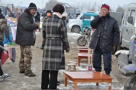 农村大叔老手艺干了四十载，水曲柳、梧桐木桌子卖价低，看还有啥图片