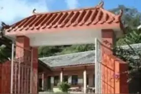 一女人害病，久治不愈，请风水先生查看，是大门朝向不对惹的祸图片