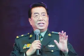 李双江大儿子李贺：从未享受过父爱，却成为父亲和继母晚年的依靠图片