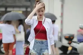 今天出去逛街不料下雨没带伞图片