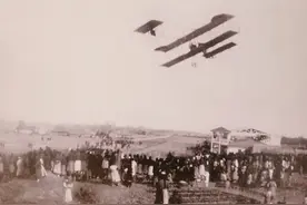 1913年袁世凯命中国空军平乱，敌军没见过飞机，被吓得惊恐万状图片