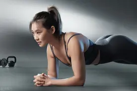 平板支撑的标准练法，90%的人都没练对，教你正确动作，防止腰痛图片