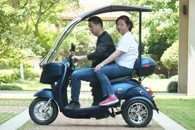 3款带雨棚的电动小三轮来了，最低价不到5000元，适合老年人骑行图片