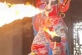 川剧三大绝活——变脸、吐火和滚灯图片