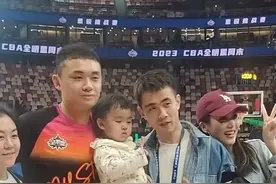 CBA全明星太太团！周鹏妻子高挑，原帅妻子贤惠，同曦老板娘亮眼图片
