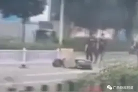 悲剧还是发生了…南宁街头“鬼火”电车翘头飙车，撞上隔离栏致一人身亡图片