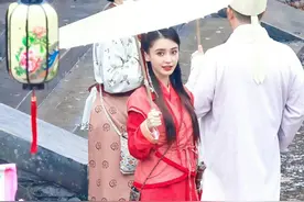 33岁Angelababy绝美cos仙剑林月如，红衣又美又飒，网友：爷青回图片