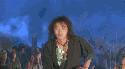 “玉兔精”演大妈，跟年轻小伙抢篮球场，广场舞比赛穿奥特曼战服