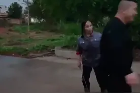 广东四十岁儿子喝醉酒，被妈妈拿着棍子追着打：这也是种幸福图片