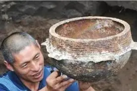 老汉拿用几十年的“铁锅”来鉴宝，专家看后要求上交，不然就报警图片