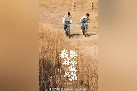 公共场所裤子破了怎么办？让这位哥们来教你图片