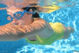 自由泳很难？其实比蛙泳简单多了，一个口诀就可以轻松游起来图片