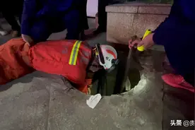 今日蓝朋友打卡下水道捞手机，也是多才多艺了图片