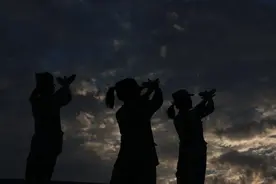 空降女兵：梦向云端，踏云出征图片