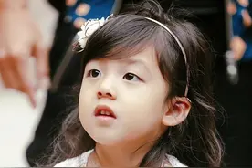 还记得《爸爸去哪儿》里的小泡芙吗？现在长这样？图片