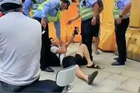 男子没戴头盔被抓，交警黍黍：抓的就是你图片