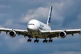 南航最后一架A380退役，飞到美国去拆解，暴露了中外航空的矛盾？图片