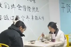 两女子将饭店餐锅放在地上喂狗，拍摄者：已投诉，老板当场让其将锅买下图片