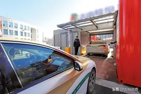 梅河口1409台出租汽车陆续更换红旗E—QM5新能源汽车上路营运，随之建设的充换电站也陆续投入使用图片