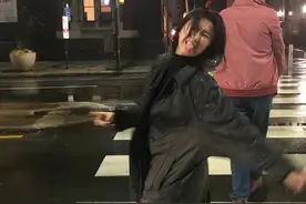 杨丽萍外甥女小彩旗气质大变！发福得快认不出，拄拐杖在英国独居图片