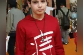 老外不懂中文，乱穿中文衣服！笑死人了图片