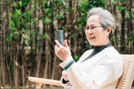 老婆要把我妈送养老院，我骂她不孝，我回家照顾一个月，含泪送走图片