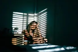 颈椎病、衰老、脑梗......长期耍手机究竟给我们带来了哪些危害图片