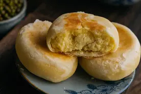 绿豆别再煮汤了，教你自制绿豆饼，皮薄馅大酥掉渣，馅料绵密细腻图片