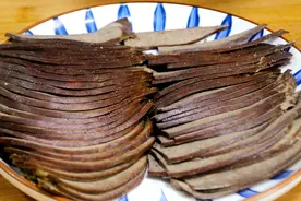 猪肝放盐锅中焖2个小时，比卤的好吃，很多人没吃过，做法超简单图片