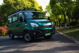 短小精悍的B型钢炮！旅居露营皆可，新星全新依维柯欧胜宿营车图片