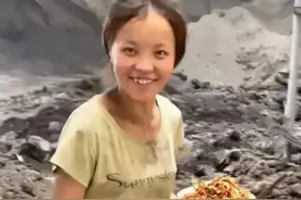 工地上，女子给老公送饭，眼里透出满满的爱意，网友：这才是爱情图片