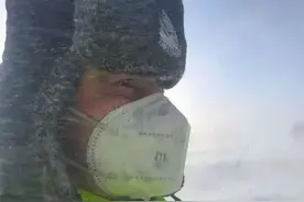 新疆乌鲁木齐：风雪中人民警察的样子图片