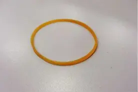 家里地板上到处头发怎么办？只需两根橡皮筋，就可轻松解决！图片