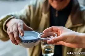 男人过了50岁，如果还爱喝酒，建议牢记“这3点”，早知道有好处图片