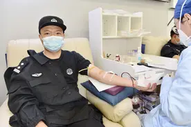 人民警察热血接力20年，“110·专属献血日”挽袖助团圆图片