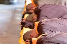 “佛”知道的磕头功夫：探秘拜佛磕头的正确姿势图片